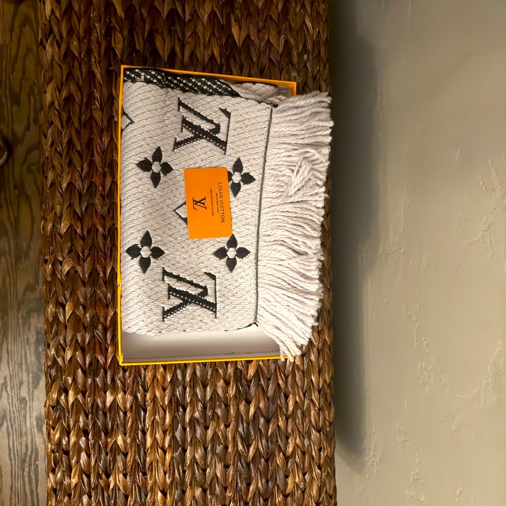 Women LV cashmere scarf!